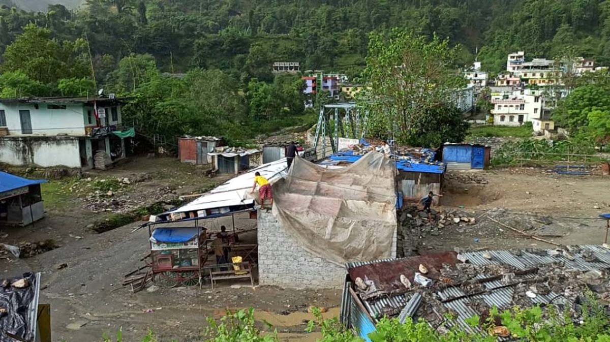 बैतडीको गोकुलेश्वरमा हावाहुरीले पसलका छाना उडायो 